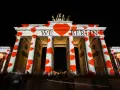 Brandenburger Tor in der city of lights Berlin, beleuchtet mit roten Herzen und der Aufschrift "WE ❤️ BERLIN".