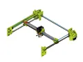 Konstrukcja drukarki 3D z mechanizmem core xy. Zielone elementy, czarne i niebieskie paski napędowe.