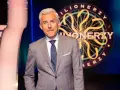 Hubert Urbański w garniturze, prowadzący "Milionerzy". Czy jest jakimś ssakiem, który potrafi wygrać miliony?