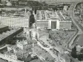 Vista aerea del parcheggio San Andrea a Venezia, con file di auto parcheggiate su più livelli e un edificio INA.
