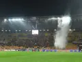Dym z rac zasnuwa trybuny stadionu, gdzie kibice dopingują swoją drużynę. Czy to najgorszy klub na świecie, czy tylko zły dzień?