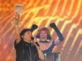 Loreen, która wygrała Eurowizję, świętuje triumf z trofeum.