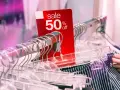 Czerwona metka "sale 50% off" na wieszakach. Czy to początek kompulsywnych zakupów?