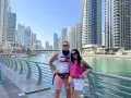Para nad kanałem w Dubaju, który jest częścią Morza Arabskiego.