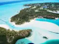 Rajska plaża z turkusową wodą i zielonymi palmami. Idealne miejsce na wakacje, gdzie marzysz o wizie na Mauritius.