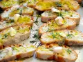 Fettunta toscana: fette di pane abbrustolito condite con olio d'oliva, aglio e rosmarino. Un classico antipasto toscano.