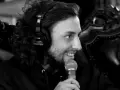 Brandon, z dzielnicy, w słuchawkach Sony i z mikrofonem, śmieje się.