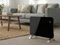 Calentador moderno en sala de estar, emitiendo un calor azul reconfortante. Sofá gris, mesa de centro de madera y alfombra de yute.
