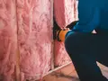Odkrywanie **sekretów akustyki w blokach**, czyli dlaczego słyszysz sąsiada dwa piętra wyżej. Izolacja z wełny mineralnej w ścianie.