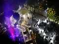 Nocne wydarzenie w Szczecinie, ludzie bawią się przy muzyce i fioletowych światłach. To musi być meskie granie szczecin!