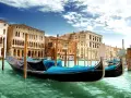 Gondole ormeggiate sul Canal Grande, un'anteprima delle 10 cose da vedere a Venezia gratis.