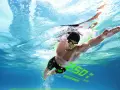 Un nageur concentré effectue un exercice de natation, avec des données de performance affichées numériquement.