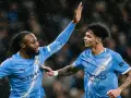 Dos jugadores del Manchester City celebran un gol contra el Newcastle.
