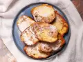 Ein Teller mit goldbraunem French Toast, bestäubt mit Puderzucker. Ein süßer Genuss für jeden Morgen.