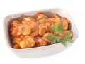Champignons à la grecque, tendres et savoureux, baignant dans une sauce tomate onctueuse, garnie d'une touche de persil frais.