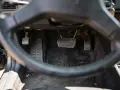 Widok na pedały samochodu. Sprzęgło, hamulec i gaz. Uważaj na jazdę na półsprzęgle, bo to męczy auto.