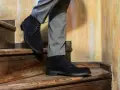 Eleganza casual: polacchine uomo scamosciate nere con pantaloni grigi, un abbinamento perfetto per un look sofisticato.