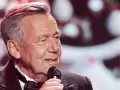 Roland Kaiser singt mit Mikrofon, im Anzug mit Fliege.