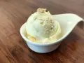 Cremiges Butterkeks Eis in einer weißen Schale, garniert mit Butterkeks-Krümeln. Ein Genuss für warme Tage.