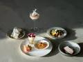 Platos delicados y postres en un restaurante, una experiencia sensorial que deleita la vista y el paladar.