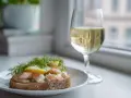 En smörgås med räkor och dill, perfekt med ett glas vitt vin till skaldjur.