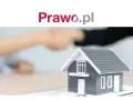 Model domu i uścisk dłoni symbolizują transakcję, być może wywłaszczenie nieruchomości. Prawo.pl.