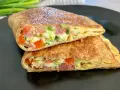 Keto tortilla przepis: złocista tortilla z jajkiem, warzywami i wędliną, idealna na śniadanie.