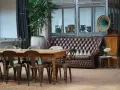 Stary gramofon i pikowana kanapa w salonie. Jak odnowić stare meble, by nadać im nowy charakter?