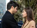 Coppia si guarda intensamente, un momento carico di emozione. Le anticipazioni di endless love suggeriscono un futuro incerto per il loro amore.