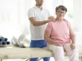Rehabilitacja domowa NFZ: Komu przysługuje i jak ją uzyskać?