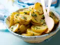 Salade de pommes de terre aux herbes fraîches, nappée d'une vinaigrette savoureuse. Un délice pour accompagner vos repas.