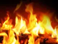 Fiamme vivaci danzano su legna ardente. La stufa a pellet si accende da sola, creando un'atmosfera calda e accogliente.