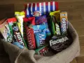 Koszyk pełen słodyczy: czekolady Orion, Fidorka, Lentilky, Tatry i inne. Idealne, co przywieźć z Czech do jedzenia!