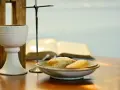 Kielich, chleb i krzyż symbolizują sakrament. Warto pamiętać, kogo obowiązuje post ścisły.