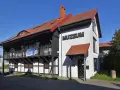 Muzeum Ziemi Usteckiej, z charakterystyczną architekturą szachulcową i nowoczesnymi panelami słonecznymi na dachu, zaprasza do odkrywania historii regionu.