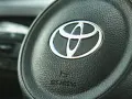 Kierownica Toyoty z logo. Czy to najlepsza marka samochodu? Trudno powiedzieć, ale na pewno solidna.