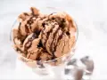 Pyszne, domowe lody czekoladowe w pucharku, polane sosem czekoladowym. Idealne na deser!