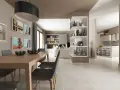 Un soggiorno moderno con tavolo da pranzo, sedie grigie e scaffali bianchi. I soffitti colorati tortora creano un'atmosfera calda e accogliente.