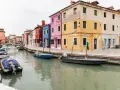 Case colorate e canali, un'immagine che ispira su dove soggiornare a Venezia, magari in un'isola pittoresca.