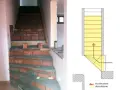 Fase di lavoro per modificare una scala interna in muratura, con mattoni a vista e progetto schematico.
