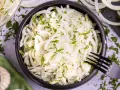 Frischer Zwiebelsalat, perfekt für jedes zwiebelsalat rezept. Mit Petersilie verfeinert und bereit zum Genießen.