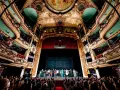 Widownia i scena w olśniewającym, zabytkowym teatrze, gdzie artyści dziękują za aplauz. To miejsce, gdzie rodzi się magia, największy teatr na świecie.