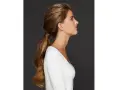 Capelli lunghi e mossi raccolti in una coda bassa, un'idea per semplici acconciature matrimonio invitata.