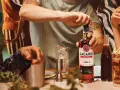 Przygotowanie drinków z Bacardi Spiced. Z czym pić ten rum? Z colą, lodem i naturalnymi przyprawami.