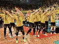 Drużyna MKS Lublin świętuje zwycięstwo na boisku, otoczona konfetti i wiwatującymi kibicami.