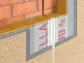 Dylatacja co to? Detal ocieplenia fasady z widocznym profilem dylatacyjnym, siatką zbrojącą i wełną mineralną.