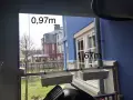Mått för att bygga vindskydd: 0,97m och 1,67m. Utsikt över radhus och trädgård.