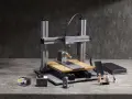 Drukarka 3D CNC z akcesoriami i wydrukowanymi figurkami.