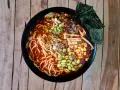 Misternie przygotowane ramen z makaronem, edamame, kukurydzą, grzybami i nori. Zastanawiasz się, ile kalorii ma ramen?