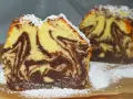 Wilgotna babka marmurkowa na oleju, z pięknymi wzorami ciasta i posypana cukrem pudrem. Idealna na deser.